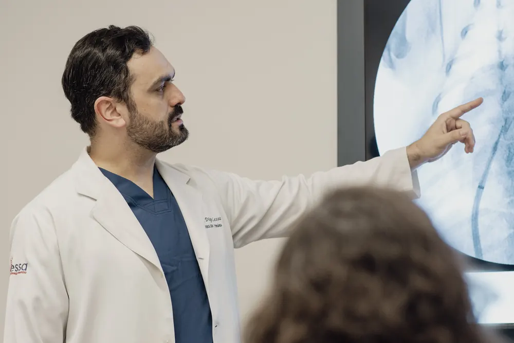 Dr. Diego Lessa explicando um exame de imagem do coração em sala de aula