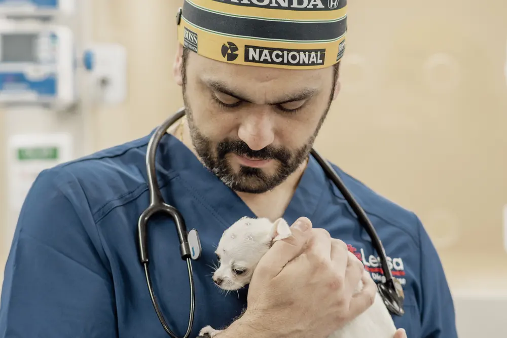 Dr. Diego Lessa segurando um filhote no colo