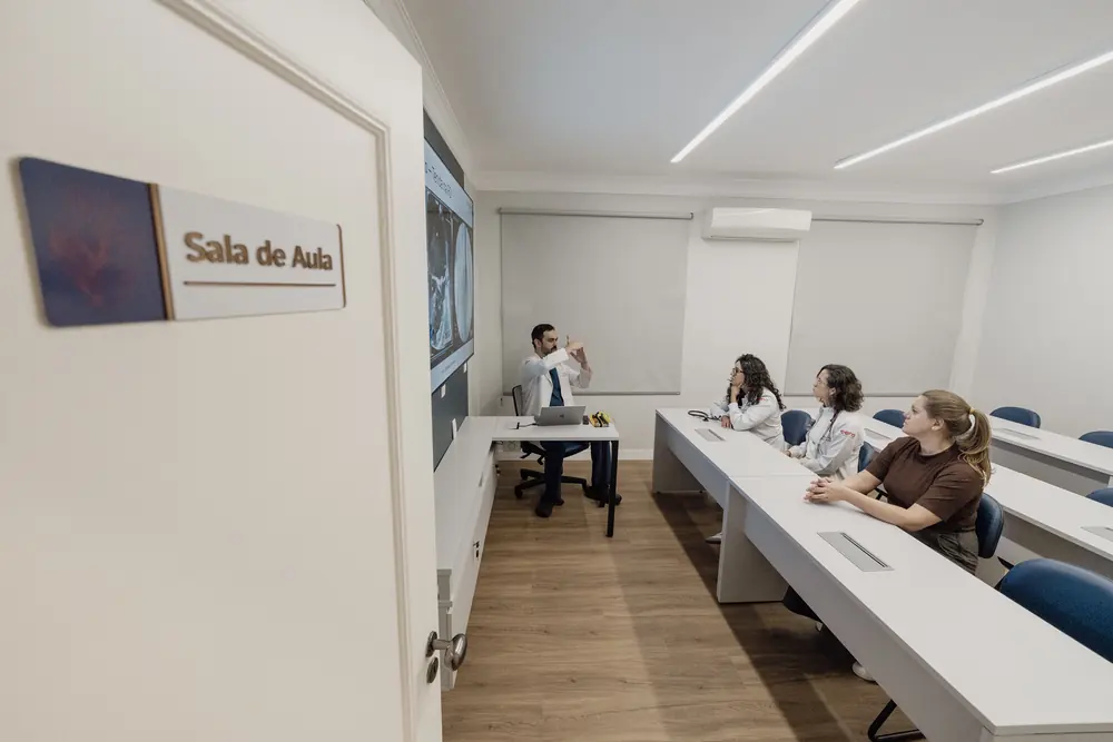 Dr. Diego Lessa dando aula para veterinários na sala de aula da Lessa